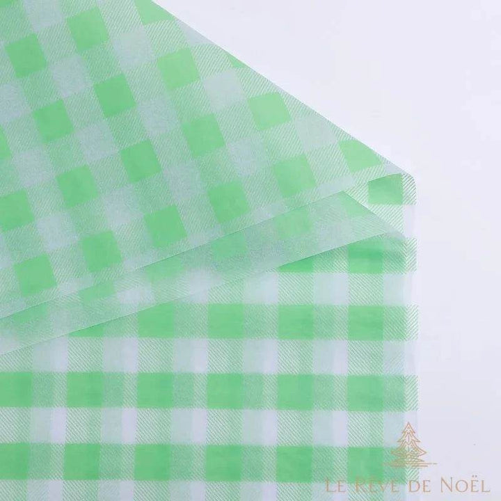 Papier cadeau à carreaux vert et blanc, gros plan sur le coin de la feuille repliée