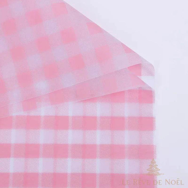 Papier cadeau à carreaux roses et blancs, feuille de papier repliée en coin, gros plan