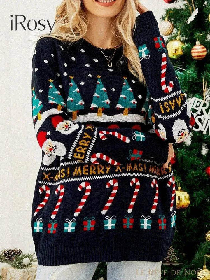 Femme portant un pull de Noël bleu marine oversize à motifs de sapins, Père Noël et sucres d'orge