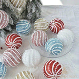 Boules de Noël pailletées à motif de perles, rouge, doré, rose, bleu et blanc, sur nappe blanche