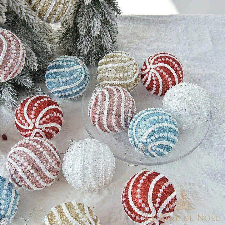 Boules de Noël pailletées à motif de perles, rouge, doré, rose, bleu et blanc, sur nappe blanche