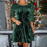 Robe de Noël en velours vert sapin, manches pailletées et motif de perles ondulées