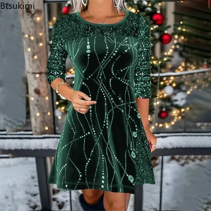 Robe de Noël en velours vert sapin, manches pailletées et motif de perles ondulées
