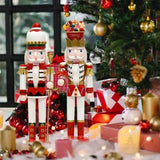 Deux casse-noisette géants rouge, blanc et or devant un sapin de Noël décoré et des cadeaux