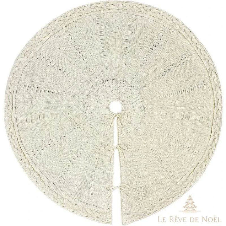 Cache-pied de sapin en tricot écru vu de dessus, bordure torsadée et fente à nouer
