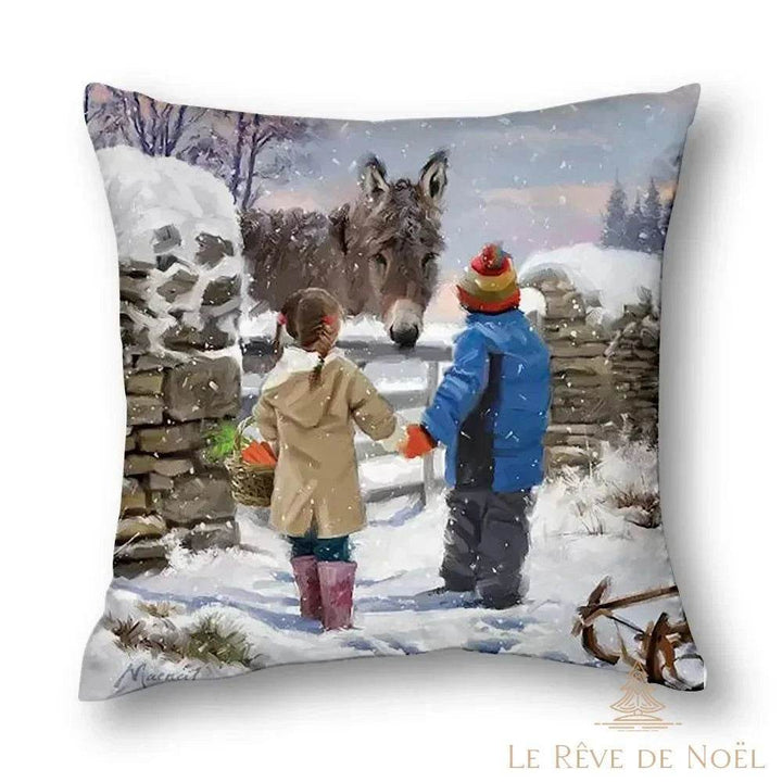 Housse de coussin carrée imprimée : deux enfants tenant la main face à un âne, scène de neige