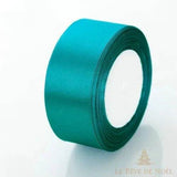 Bobine de ruban satin de Noël bleu sarcelle, brillance satinée, posée en angle