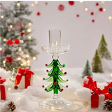 Bougeoir en verre à pied sapin vert, hauteur 16 cm, posé dans un décor enneigé avec cadeaux
