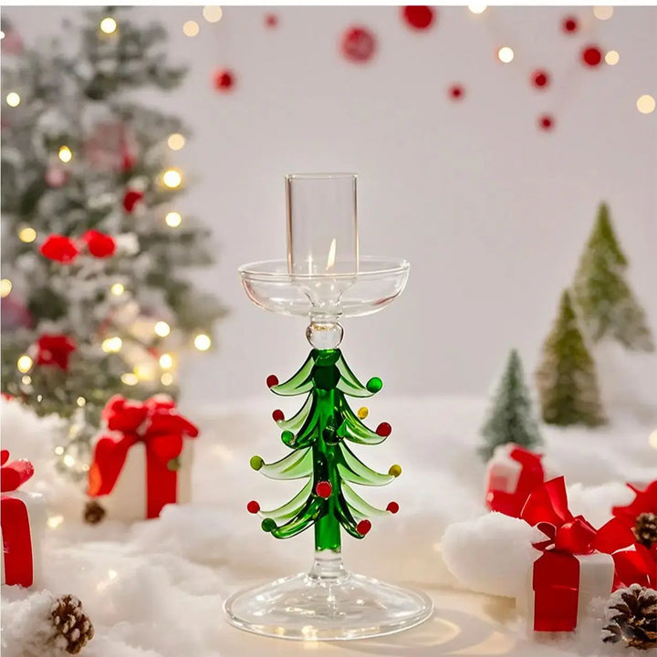 Bougeoir en verre à pied sapin vert, hauteur 16 cm, posé dans un décor enneigé avec cadeaux