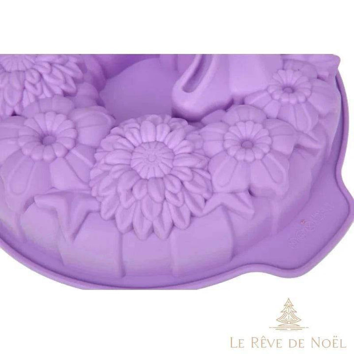 Gros plan sur le détail des fleurs en relief moulées dans le silicone violet