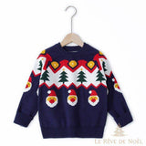 Pull enfant bleu marine à motif sapins et visages du Père Noël, sur cintre en bois