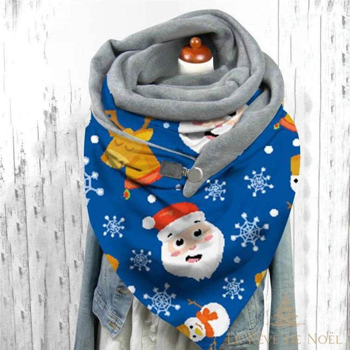 Écharpe triangle de Noël bleue à visages de Père Noël et flocons, portée sur veste en jean
