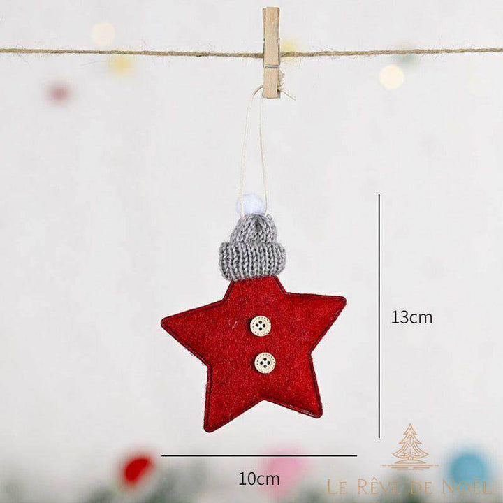 Étoile de Noël en feutrine rouge à bonnet tricoté gris et pompon blanc, suspendue à une pince en bois