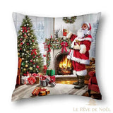 Housse de coussin carrée imprimée : Père Noël dépose des cadeaux près de la cheminée et du sapin