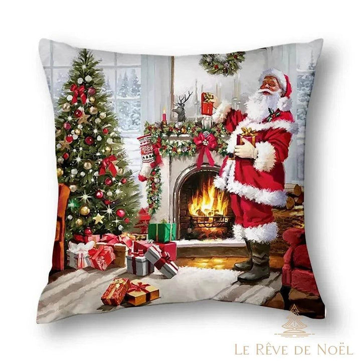 Housse de coussin carrée imprimée : Père Noël dépose des cadeaux près de la cheminée et du sapin