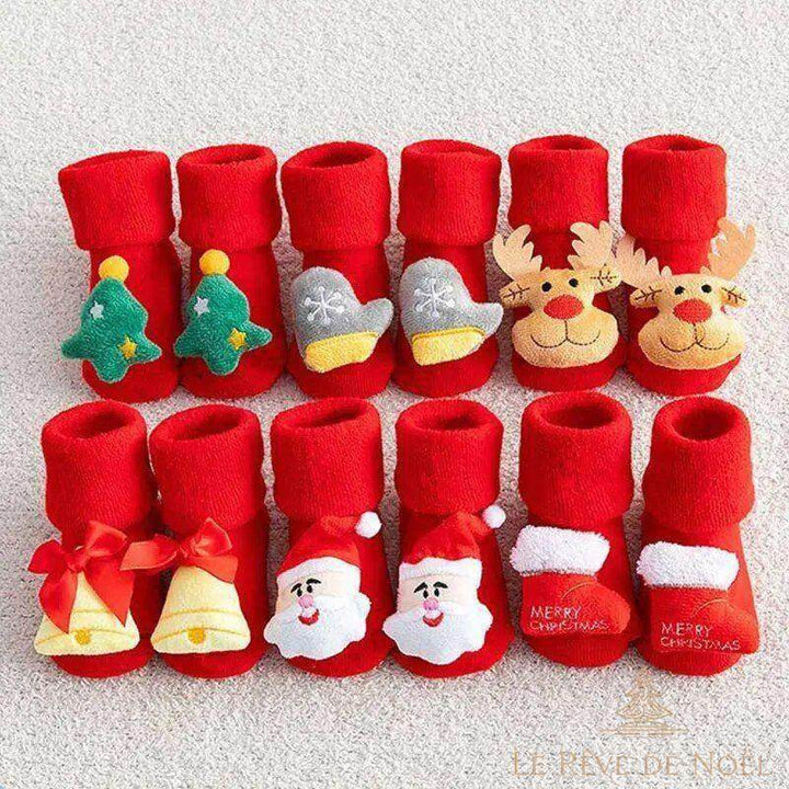 Six paires de chaussettes de Noël bébé rouges alignées, appliques sapin, renne, cloche, Père Noël