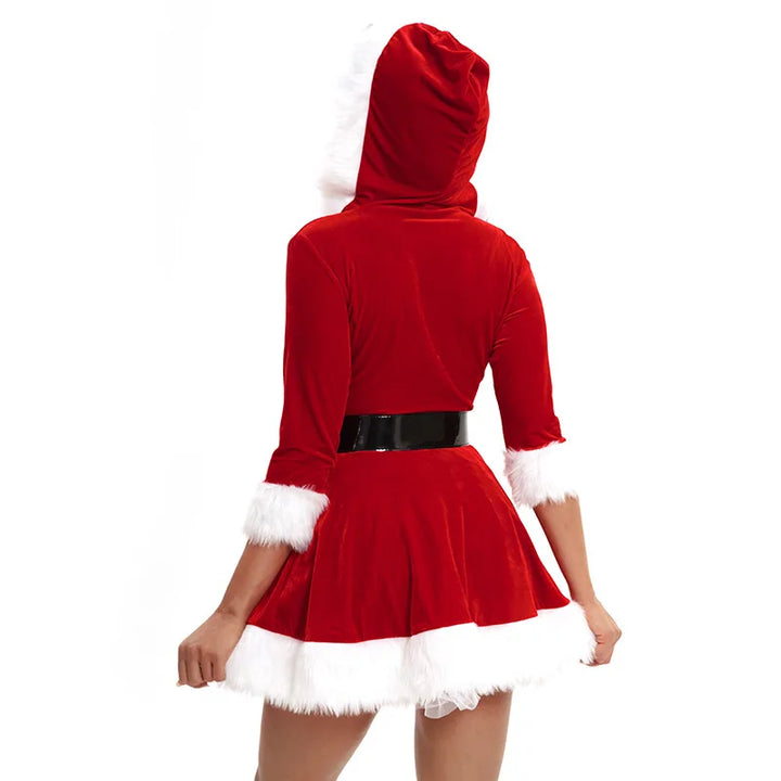 Dos de la robe rouge, capuche doublée de fausse fourrure blanche relevée sur la tête