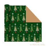 Rouleau de papier cadeau vert à sapins décorés dorés et blancs sous des étoiles, envers kraft