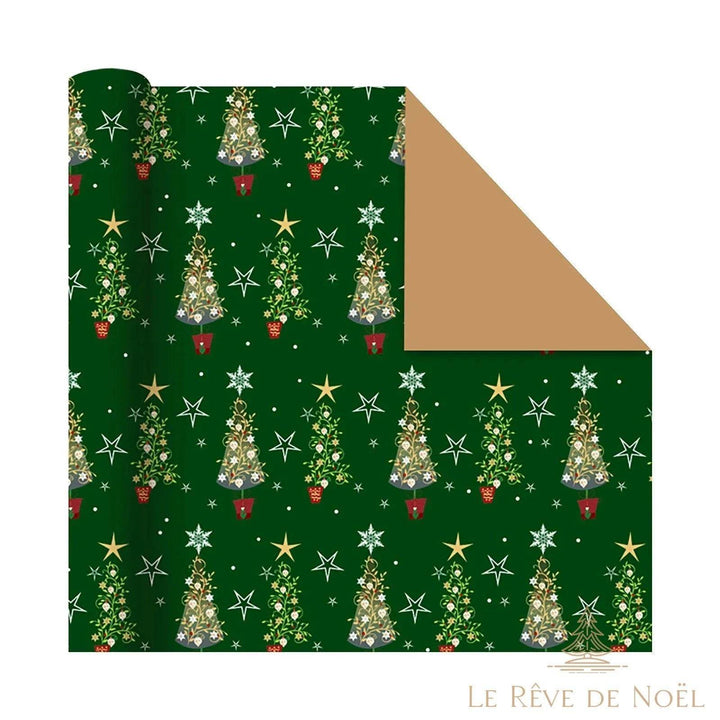 Rouleau de papier cadeau vert à sapins décorés dorés et blancs sous des étoiles, envers kraft