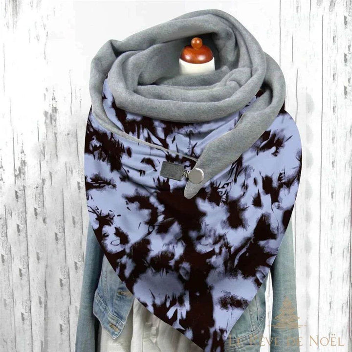 Écharpe triangle de Noël en dégradé tie-dye noir et bleu pâle, motif tacheté irrégulier