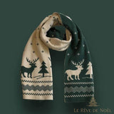 Écharpe bicolore verte et écrue à motif de rennes et sapins, nouée en boucle, fond vert foncé
