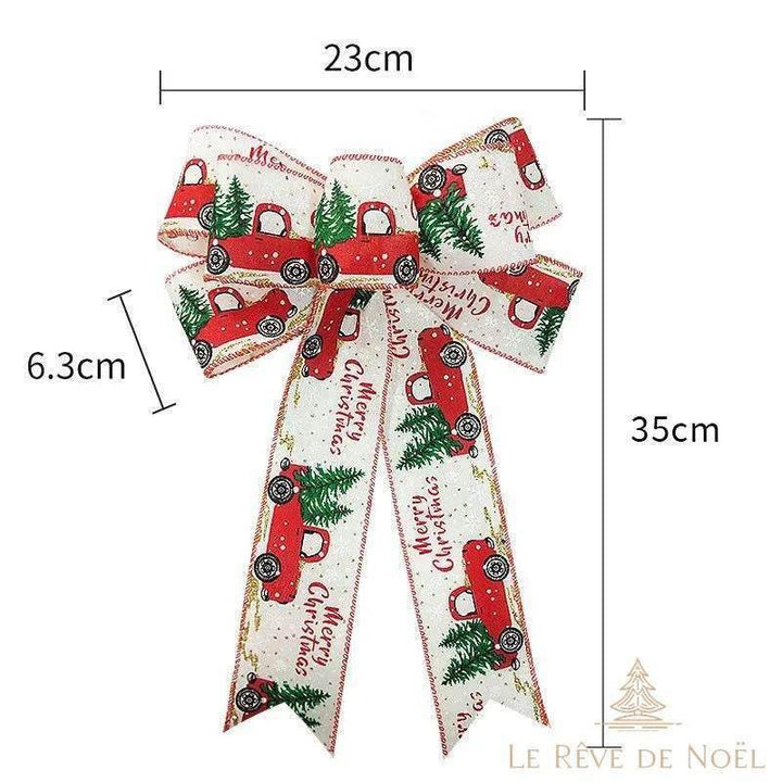 Schéma coté d'un nœud à motifs de camionnettes rouges et sapins verts, 23 cm de large sur 35 cm de haut