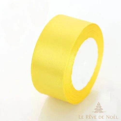 Ruban satin de Noël jaune vif pur, bobine enroulée sur fond clair