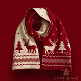 Écharpe bicolore rouge et écru à motif de rennes et sapins, nouée en boucle, fond rouge foncé