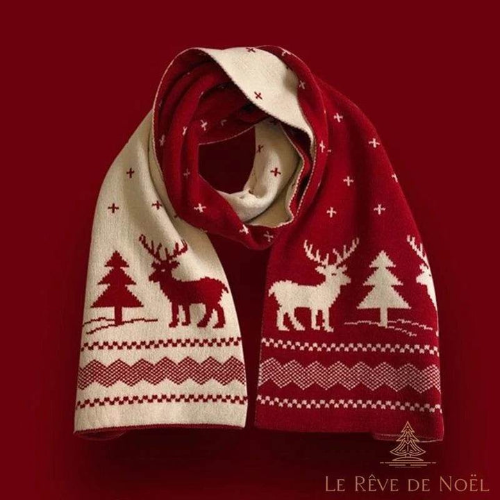 Écharpe bicolore rouge et écru à motif de rennes et sapins, nouée en boucle, fond rouge foncé