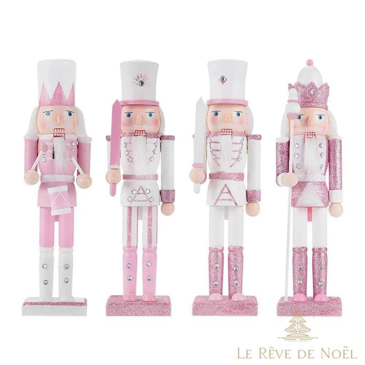 Quatre casse-noisette roses et blancs : musicien, deux porte-épée et un roi couronné