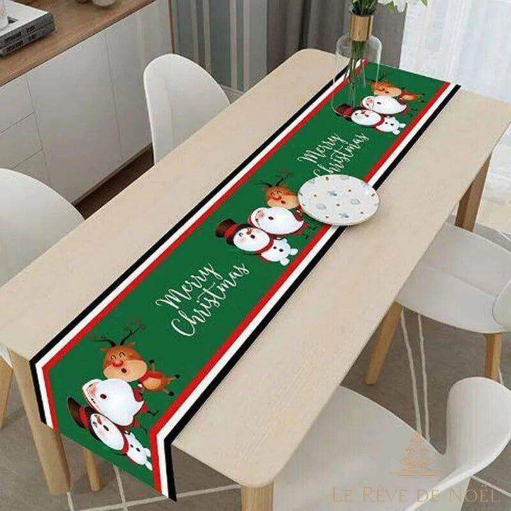 Chemin de table vert à motif rennes et bonhomme de neige avec texte Merry Christmas, sur la même table en bois