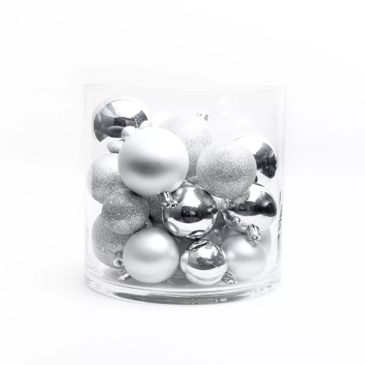 Lot de 30 boules de Noël argentées brillantes, mates et pailletées dans un vase en verre