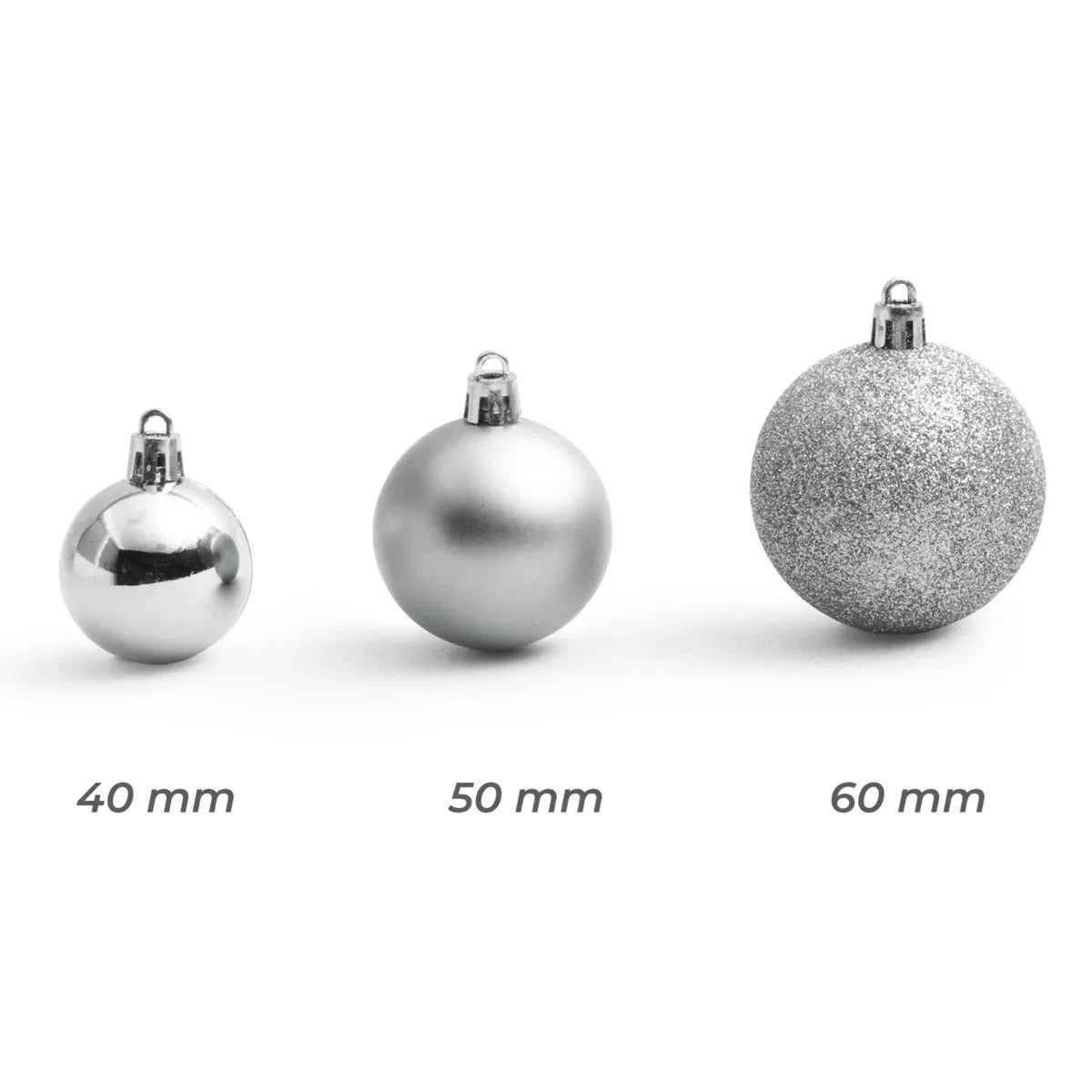 Les trois tailles de boules de Noël argentées du lot : 40, 50 et 60 mm