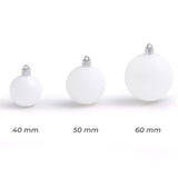 Les trois tailles de boules de Noël blanches du lot : 40, 50 et 60 mm