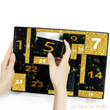 Mains ouvrant le tiroir numéro 5 du calendrier beauté noir et or