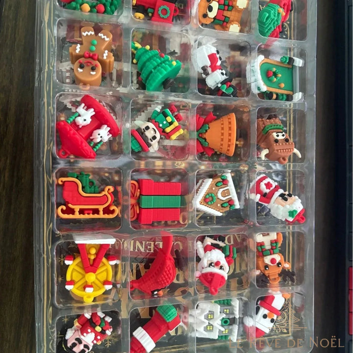 Plateau à 24 cases du calendrier briques, pièces de chaque figurine rangées