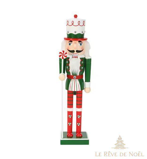 Grand casse-noisette modèle Sucette, robe verte à liseré rouge, chapeau à bijoux, sucette en main