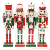 Quatre grands casse-noisette de Noël rouge et vert alignés, coiffes et accessoires différents
