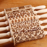 Rouleaux à pâtisserie en bois gravés de motifs de Noël, alignés sur une table