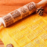 Rouleau à pâtisserie à motifs de Noël en grille, posé sur la pâte à côté d'une pomme de pin