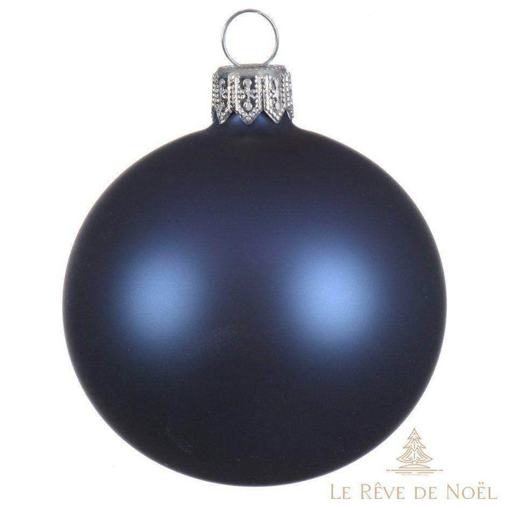 Boule de Noël bleu nuit mate en gros plan, capsule argentée, sur fond blanc