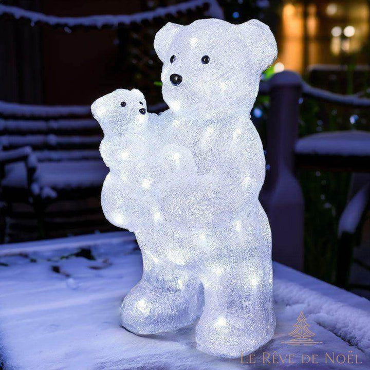 Ours en acrylique blanc et son ourson illuminés de LED, debout sur la neige la nuit