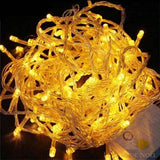 Guirlande lumineuse blanc chaud enroulée en boule sur fond sombre