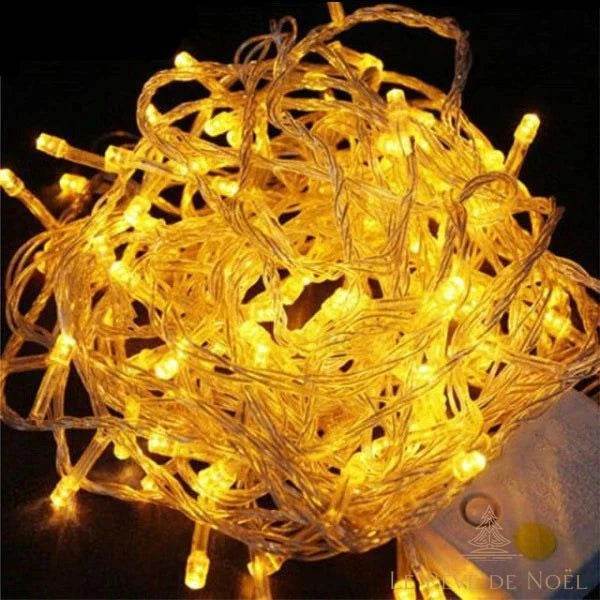 Guirlande lumineuse blanc chaud enroulée en boule sur fond sombre