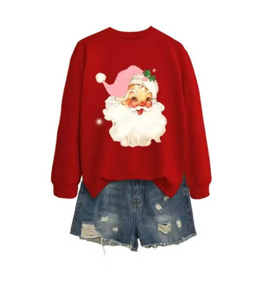 Sweat de Noël rouge à imprimé visage de Père Noël et bonnet rose, présenté avec un short en jean