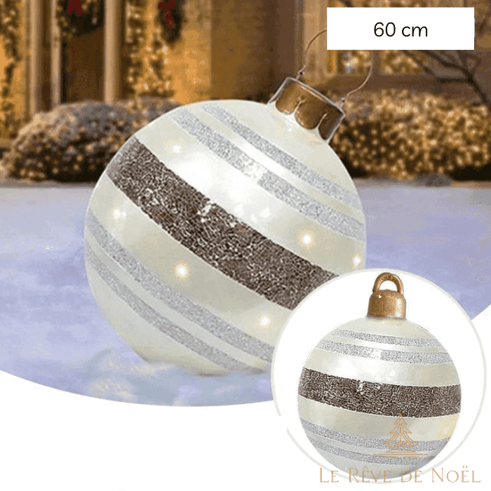 Boule de Noël gonflable argentée de 60 cm, rayures pailletées et lumières, installée dehors devant une maison