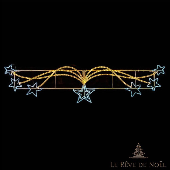 Décor de rue lumineux : rangée d'étoiles blanc-bleu reliées par des arcs dorés, la nuit