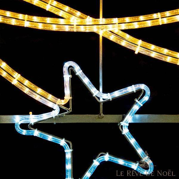 Gros plan sur une étoile lumineuse blanche fixée par des colliers de serrage sur l'armature