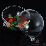 Boule plastique transparente ouverte remplie de bonbons colorés multicolores
