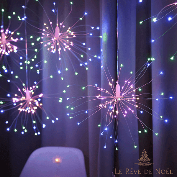Gros plan sur une guirlande lumineuse feu d'artifice multicolore, fils fins et LED